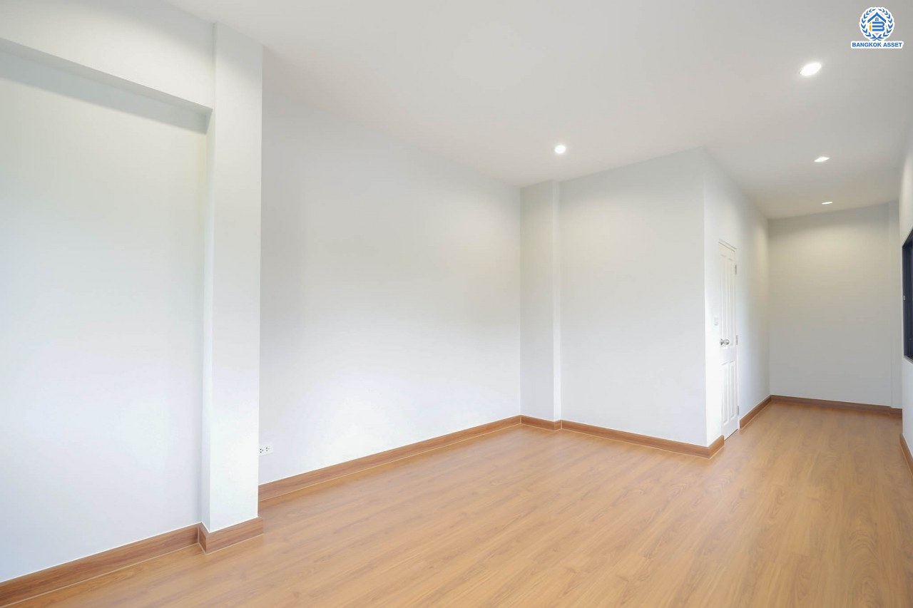 บ้านมือสองตกแต่งใหม่ โครงการ ซอยบรมราชชนนี60 เนื้อที่ 69.3 ตร.ว. พื้นที่ใช้สอย 236 ตร.ม. ฟังก์ชัน 3 ห้องนอน 3 ห้องน้ำ จอดรถได้ 2 คัน บนทำเลเดินทางสะดวก เชื่อมต่อหลายเส้นทาง  ใกล้เซ็นทรัลปิ่นเกล้า และทางคู่ขนานลอยฟ้าบรมราชชนนี